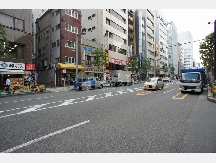 物件前の新宿通り 【アイ・アンド・イー新宿ビル(とみん新宿ビル)】