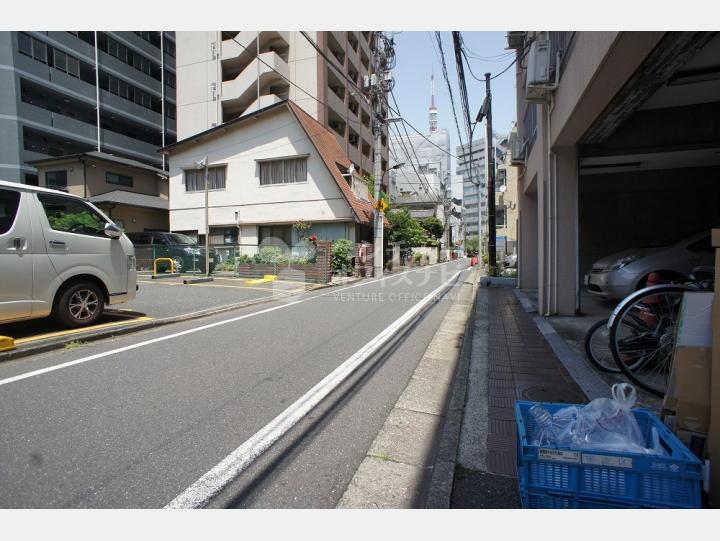 ビルの前の通り【長谷川ビル】