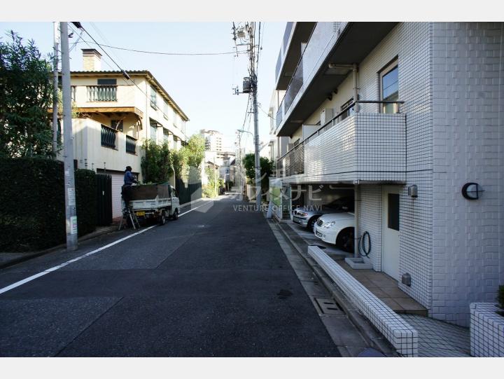 物件前の通り　【ファミール南青山ブランカ（Famille Minami-Aoyama blanca）】