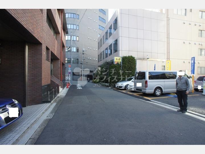 前面道路【ワッティー本社ビル】