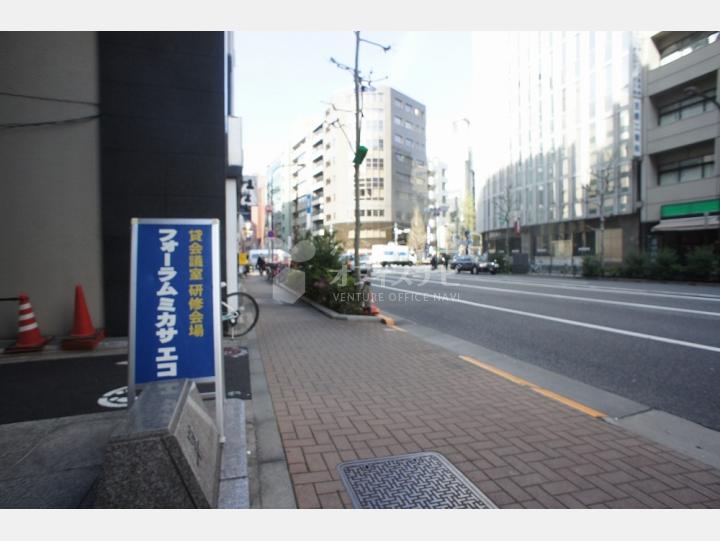 ビルの前の通り【内神田東誠ビル】