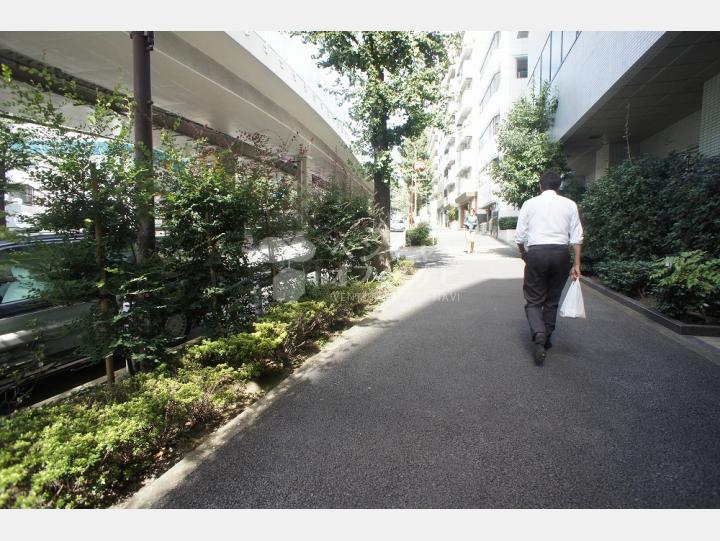 ビルの前の通り【メダリオンOSビル】