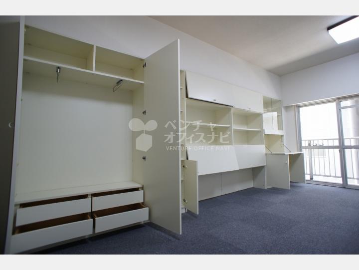 壁に設置された大型収納