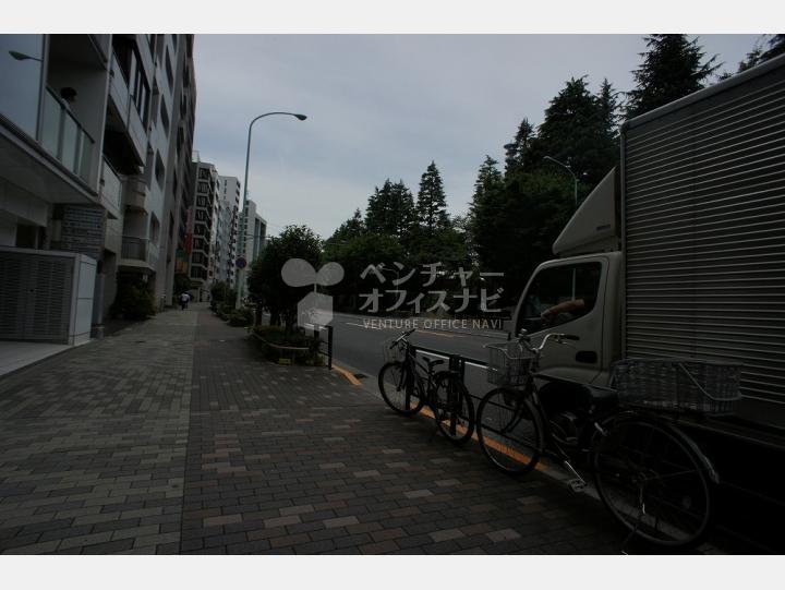 前面道路【FORECAST市ヶ谷】