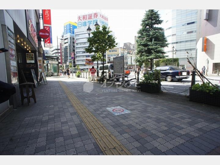 ビルの前の通り【エキニア池袋】