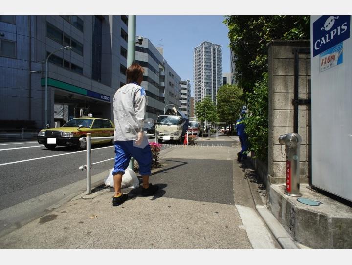 ビルの前の通り【芝三丁目ビル】