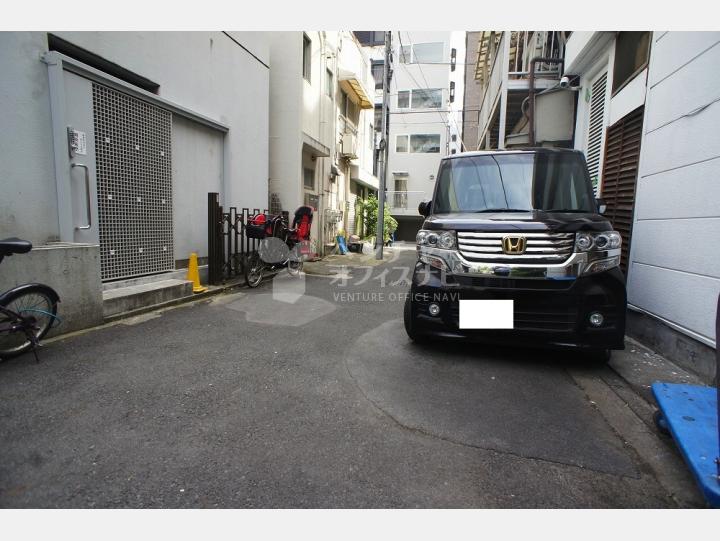 ビルの前の通り【西川ビル】