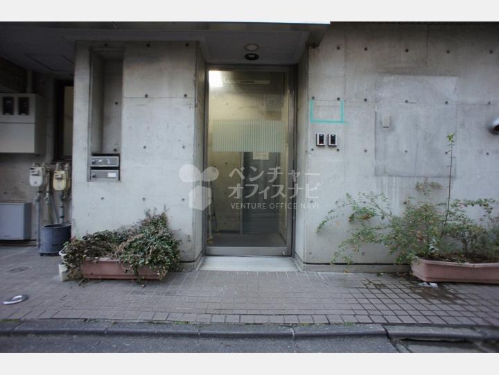 入口【ユーベース神宮前（旧小松ビルディング）】