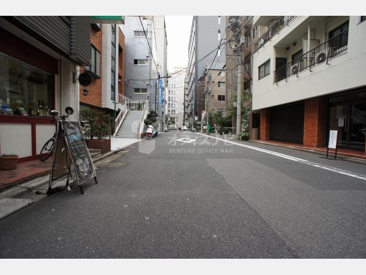 建物前通り【First Enomoto BLDG】
