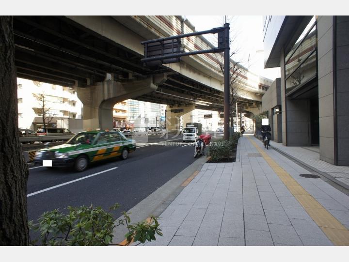 前面道路【新宿MIDWESTビル】