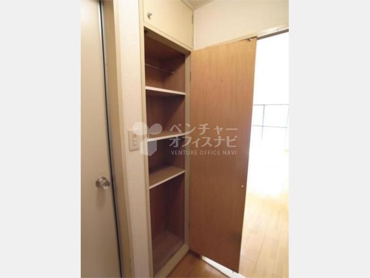 ２０５下駄箱【ロイヤルパレス原宿】