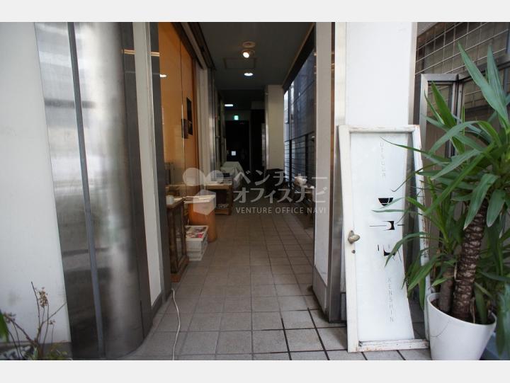 エレベーターまでの通路　【青山スタービル】