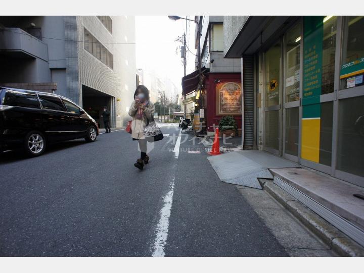 物件前通り【タイヤビル】