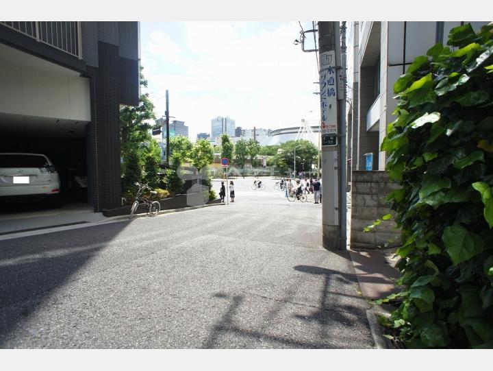 ビルの前の通り【後楽園キャステール】