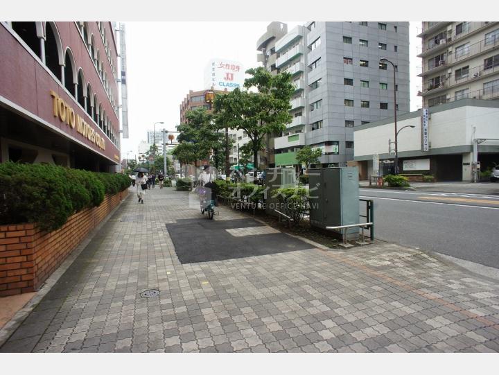 ビルの前の通り【東都自動車ビルヂング】