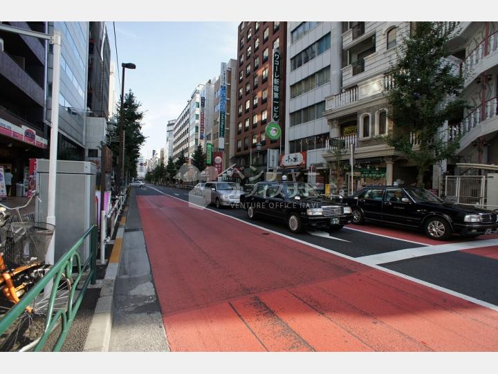 物件前のお滝橋通り　【新宿久川ビル】