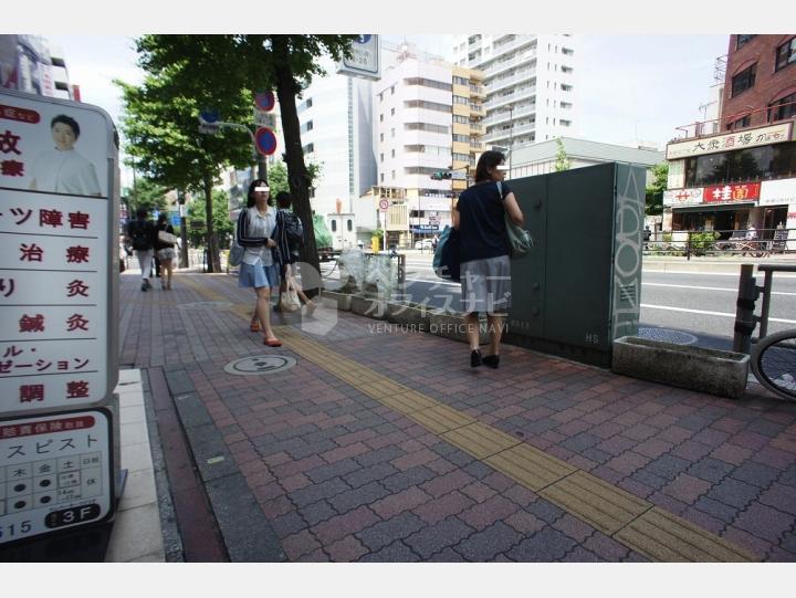 ビルの前の通り【本郷コーポレイション】