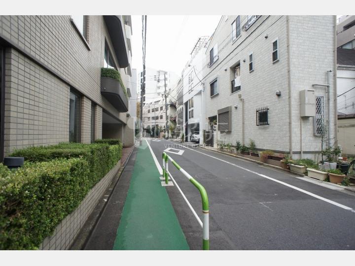 前面道路【エリート・イン東京】