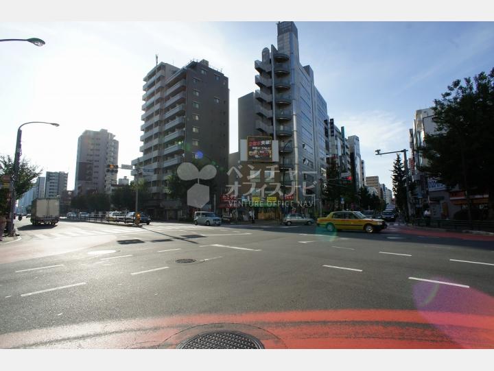 物件前の北新宿百人町交差点　【新宿久川ビル】