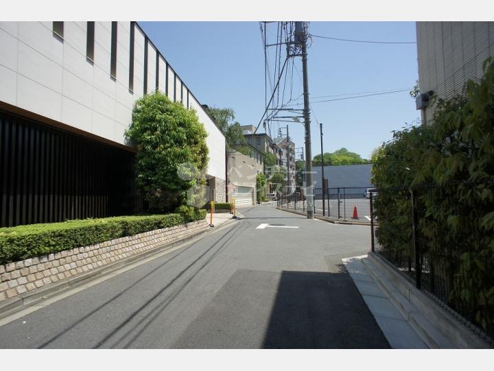建物前の道路【マナハウス南麻布(MANAHOUSE MINAMIAZABU)】