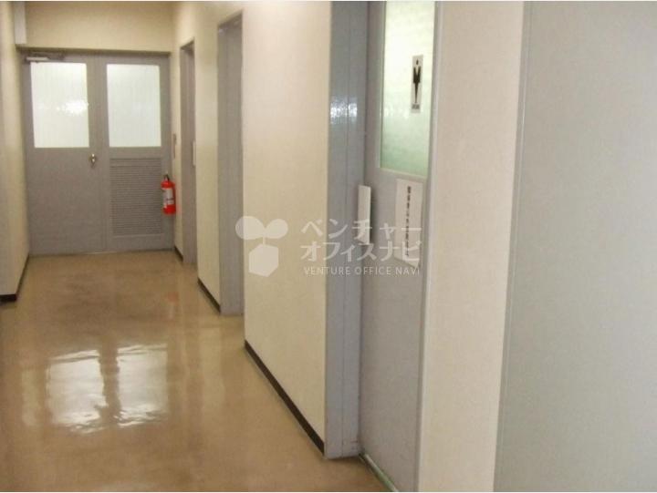 トイレ入口【五反田中央ビル】（写真は3F部分）