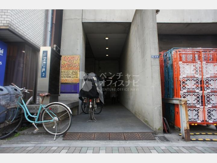 入口【マルイチビル】