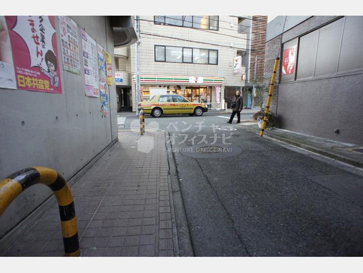 物件脇道路【ユーベース神宮前（旧小松ビルディング）】