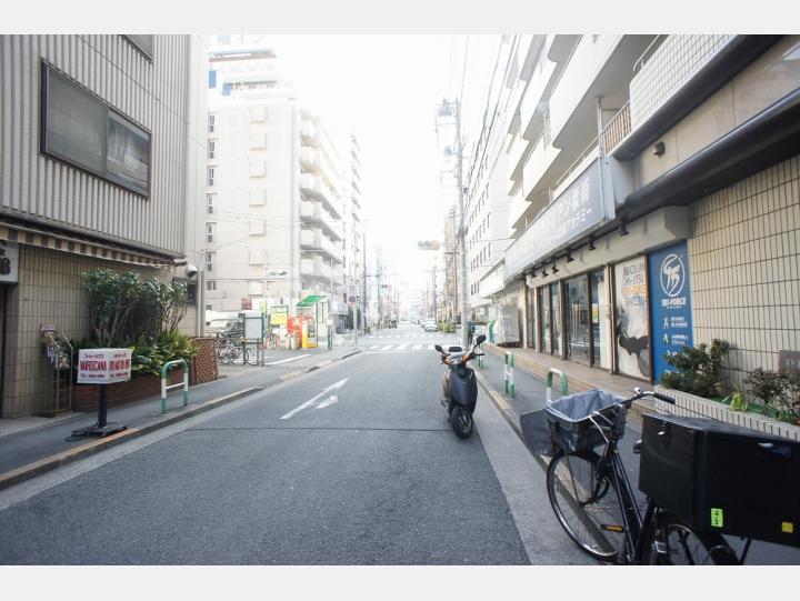 ビルの前の通り【PISO池袋】