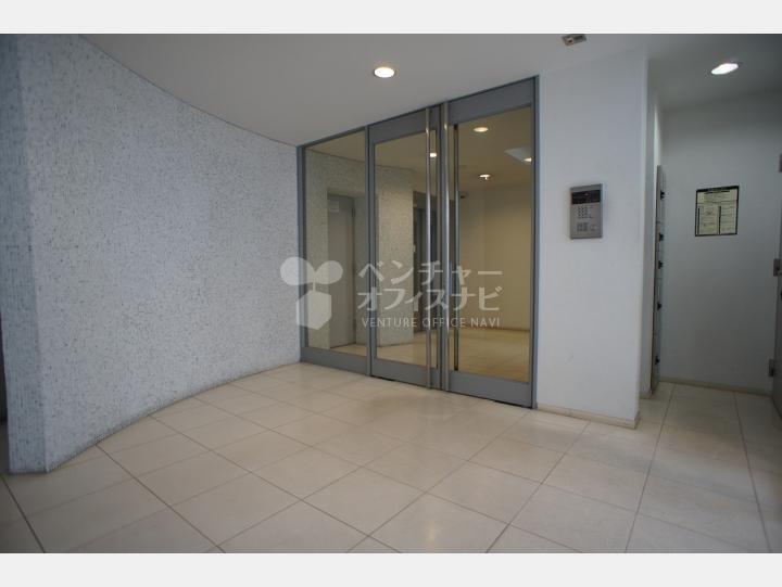 エントランス入口 オートロックになっています 【南青山スタジオフラット(MINAMI AOYAMA STUDIO FLAT)】