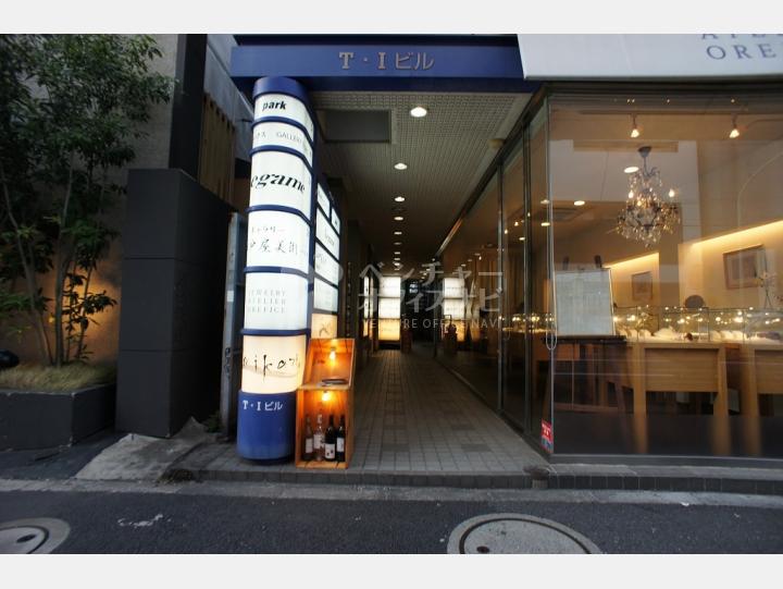 入口 【T・Iビル】