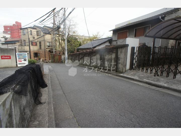 ビルの前の通り【ダイナックスビル】