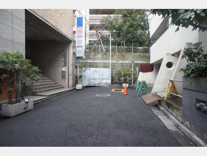 ビル前面道路【BOX ROPPONGI】