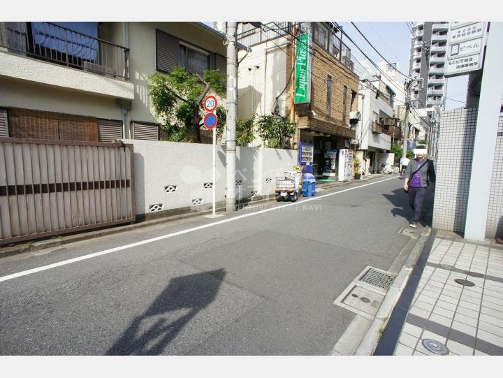 物件前の通り　【エスコート（S・COURT）】