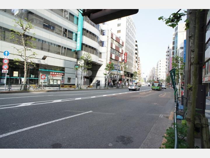 物件前の新宿通り　【秀研第5ビル】