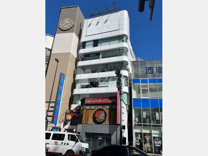 外観　神宮前交差点の角で明治通り沿いの好立地　【サンポウ綜合ビル】