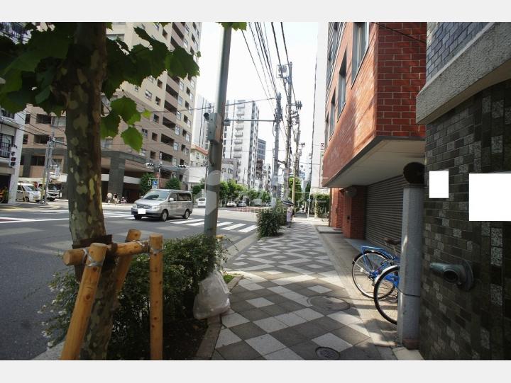 ビルの前の通り【織田屋ビル】