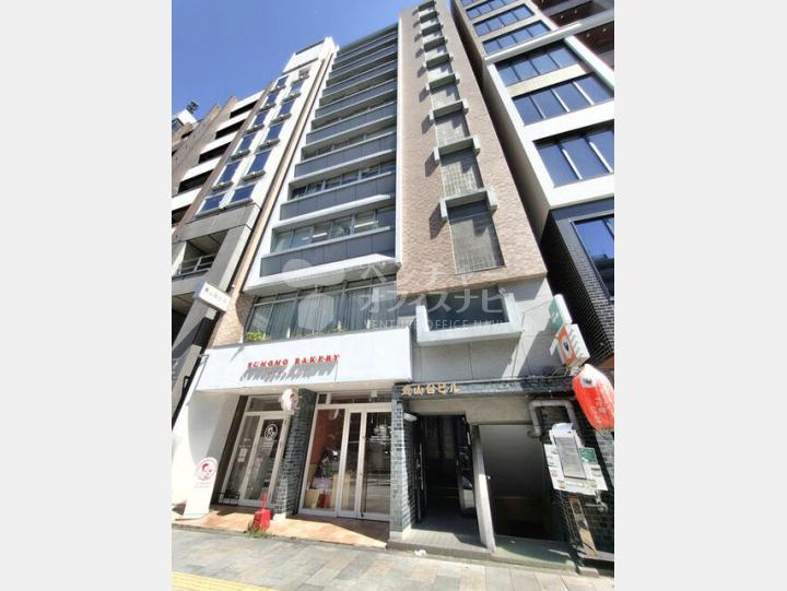 外観　一階に旅行会社が入居していて、オブジェが特徴的な外観です　【青山台ビル】