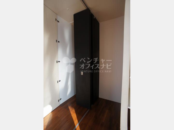 室内 パーテーションが付いており、2部屋に分割もできます! 【FLEG恵比寿W】