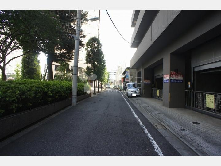 ビルの前の通り【日昇ビル】