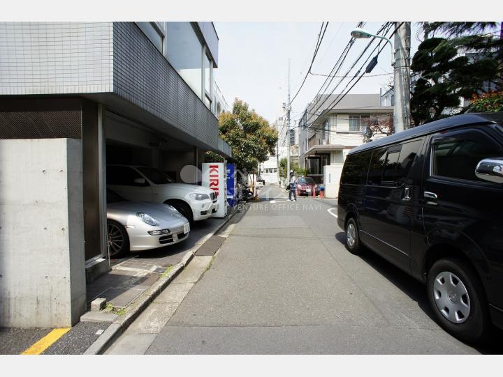 物件前の通り　【アカデミービル】