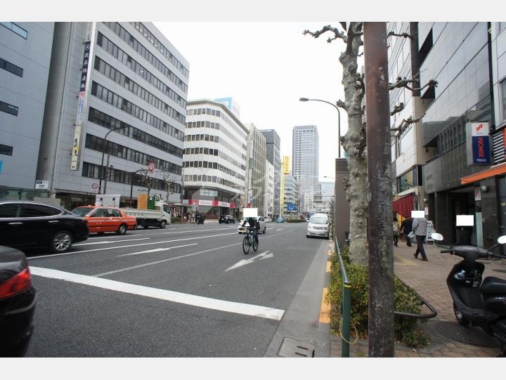 前面道路【ワナミビル】