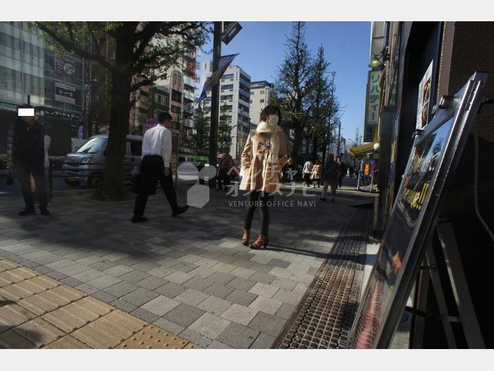 ビルの前の通り【秋葉原ＳＩＬビル】