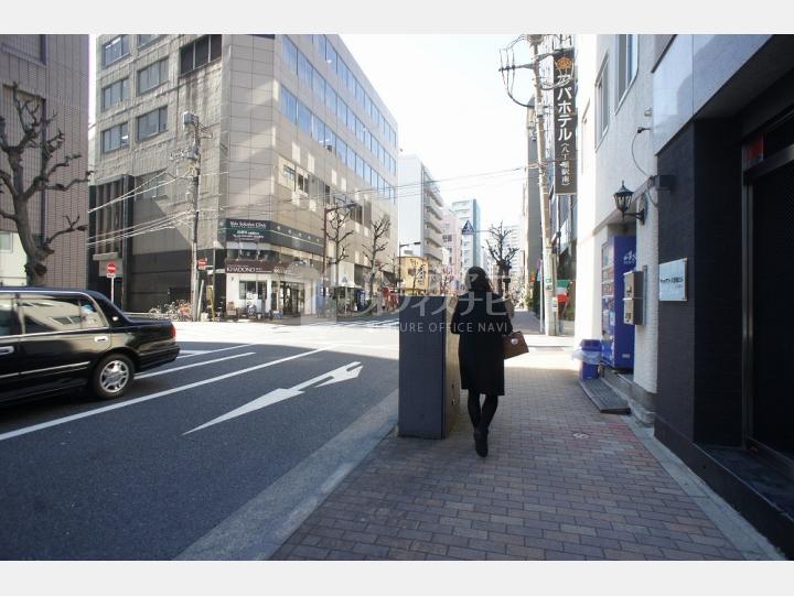 ビルの前の通り【アクタアワーズ京橋ビル】