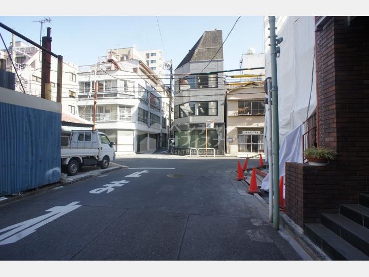 前面道路【ワッティー本社ビル】