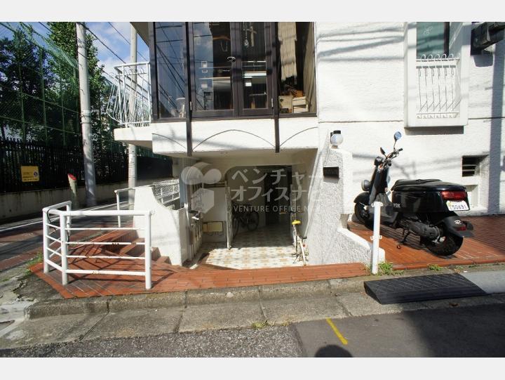 入口 【メゾン岡田(MAISON OKADA)】
