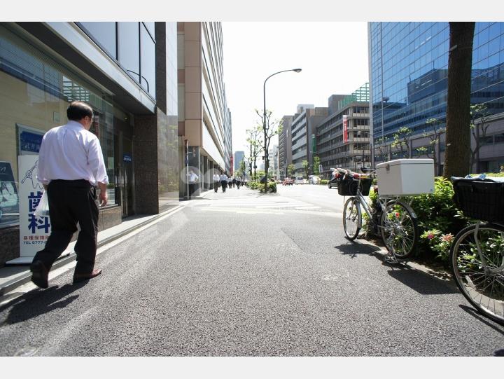 ビル前面道路【三栄ビル】