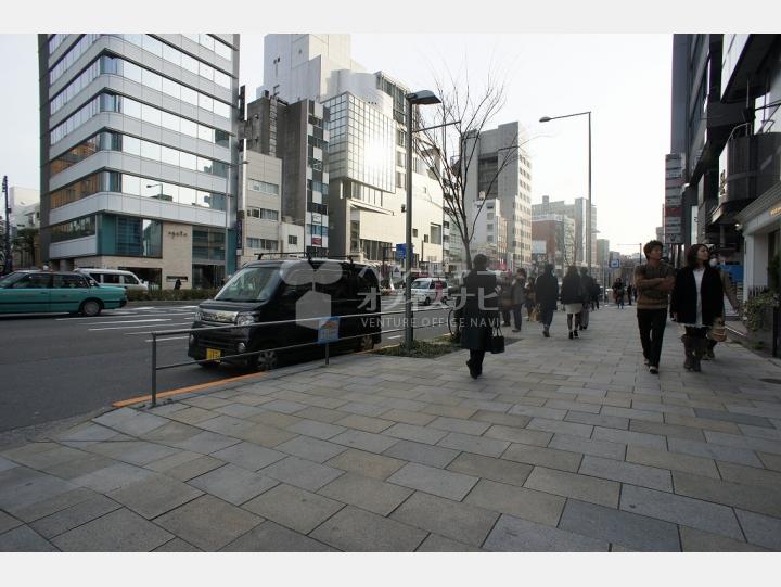 物件前の青山通り　【バイナリー・北青山】