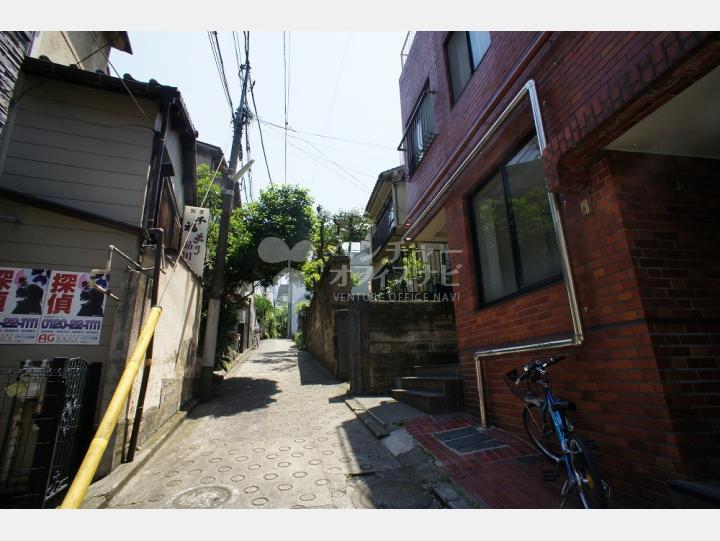 建物前の道路【薫ビル】