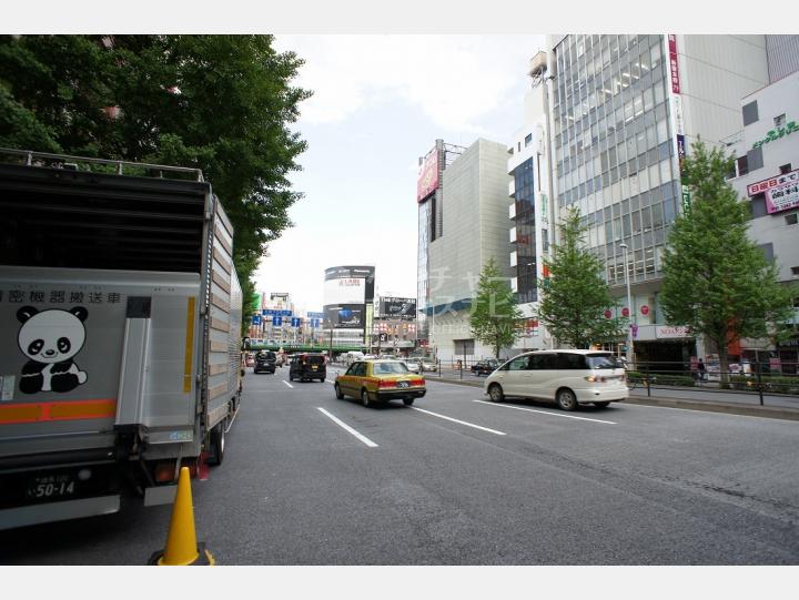 物件前の青梅街道　【西新宿小林ビル】