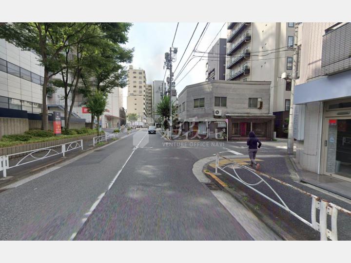 【前面道路】フェミナスウィスタリア